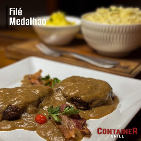 Filé à medalhão servido com acompanhamentos
