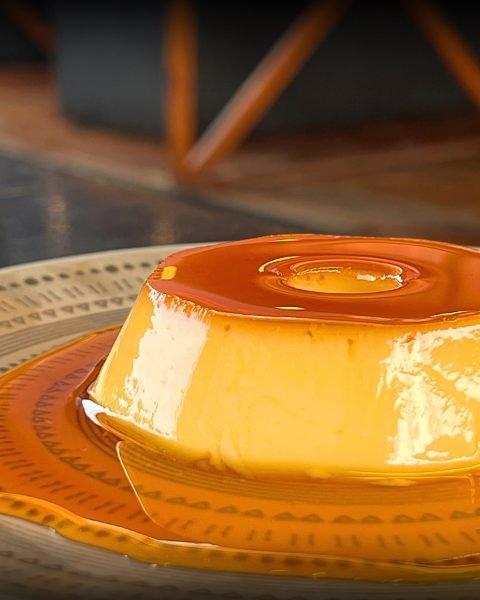 Pudim de leite com calda caramelizada